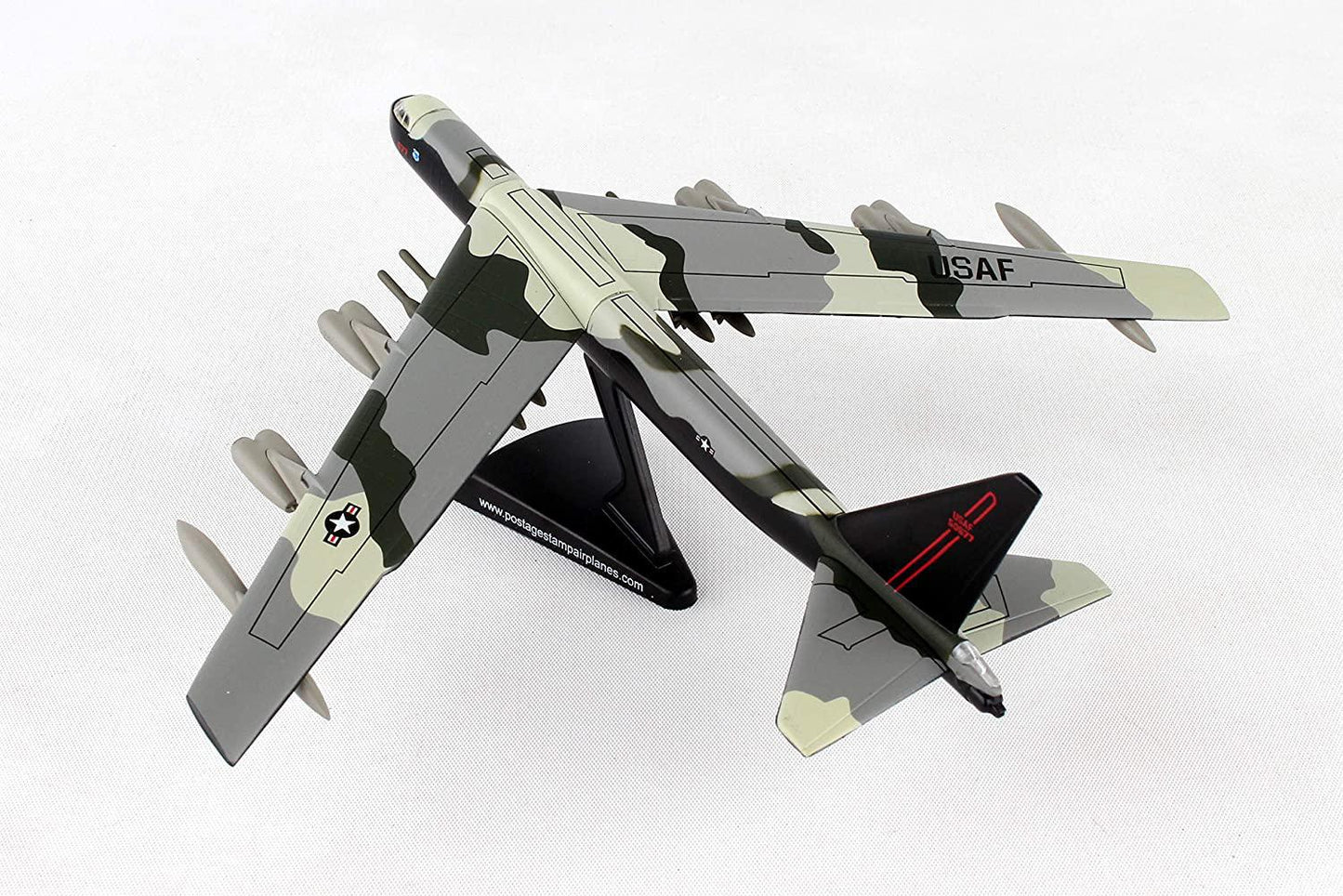 Daron B-52 Stratofortress long range jet bomber Airplane Collector Vehicle (1:300 Scale)